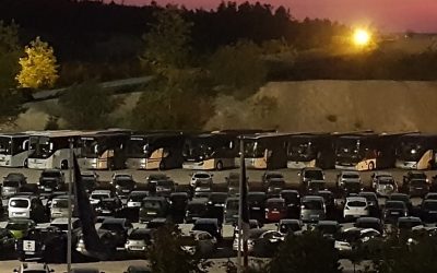 Quelques dizaines de bus sur le parking du spectacle, … à proximité de la tribune … photo prise lors de la soirée du 30 juin 2018