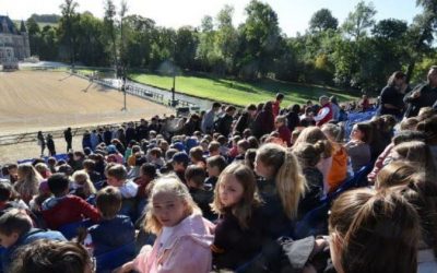 Ce vendredi matin, plus de 3000 scolaires sont venus admirer le spectacle de la 4e biennale équestre de Thillombois organisé par Connaissance de la Meuse.