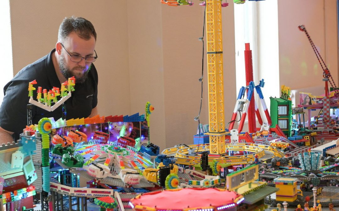 La fête foraine de Stéphane Grosmangin rassemble un million de pièces de lego .. Impressionant