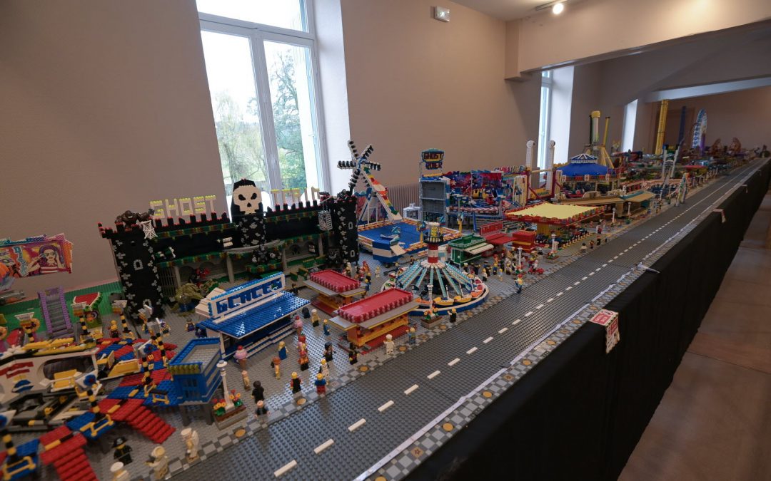 Record : sa fête foraine en Lego entre au Guinness Book Stéphane Grosmangin a utilisé un million de pièces pour un décor qui atteint les 30,66 m² !