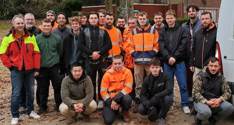 Des apprentis élagueurs formés au château de Thillombois