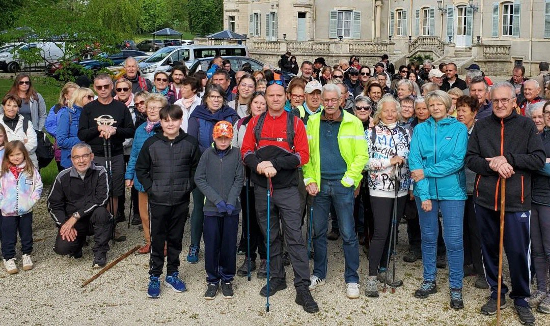 Marcheurs au départ du château pour rejoindre Benoîte-Vaux