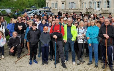 Marcheurs au départ du château pour rejoindre Benoîte-Vaux
